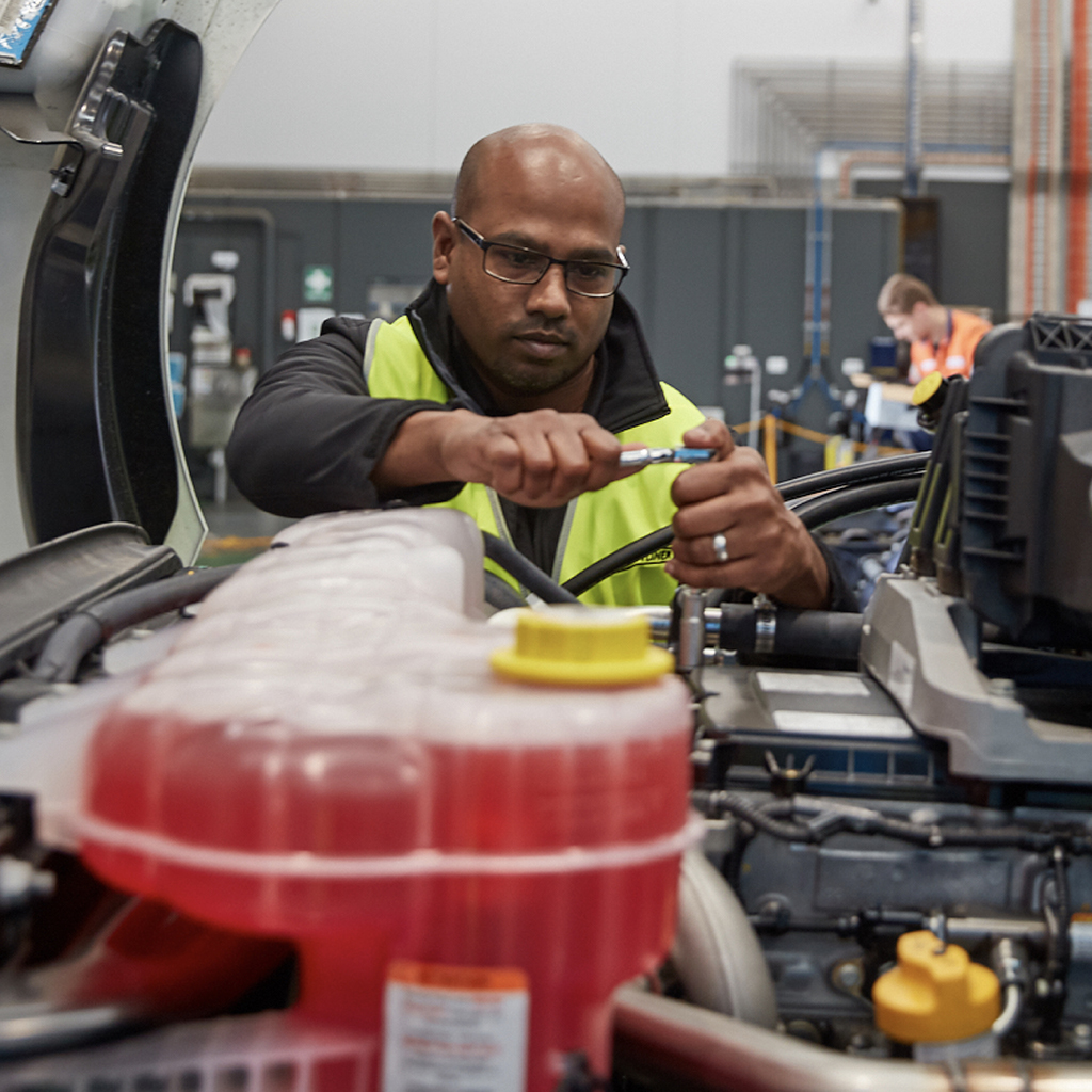 corporate_freightliner_2col_elite_Servicing_1024x1024px.jpg